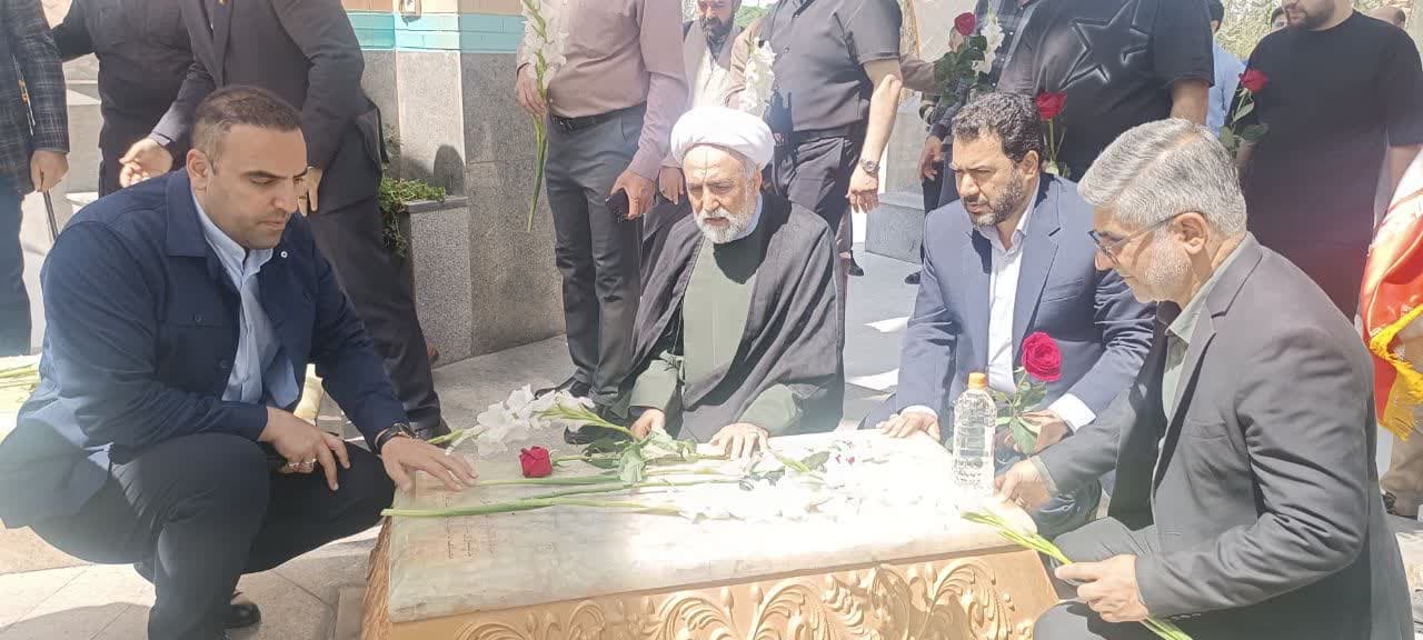 تجدید میثاق مسئولین شهری با شهدای گمنام آرامستان‌ دارالسلام اسلامشهر