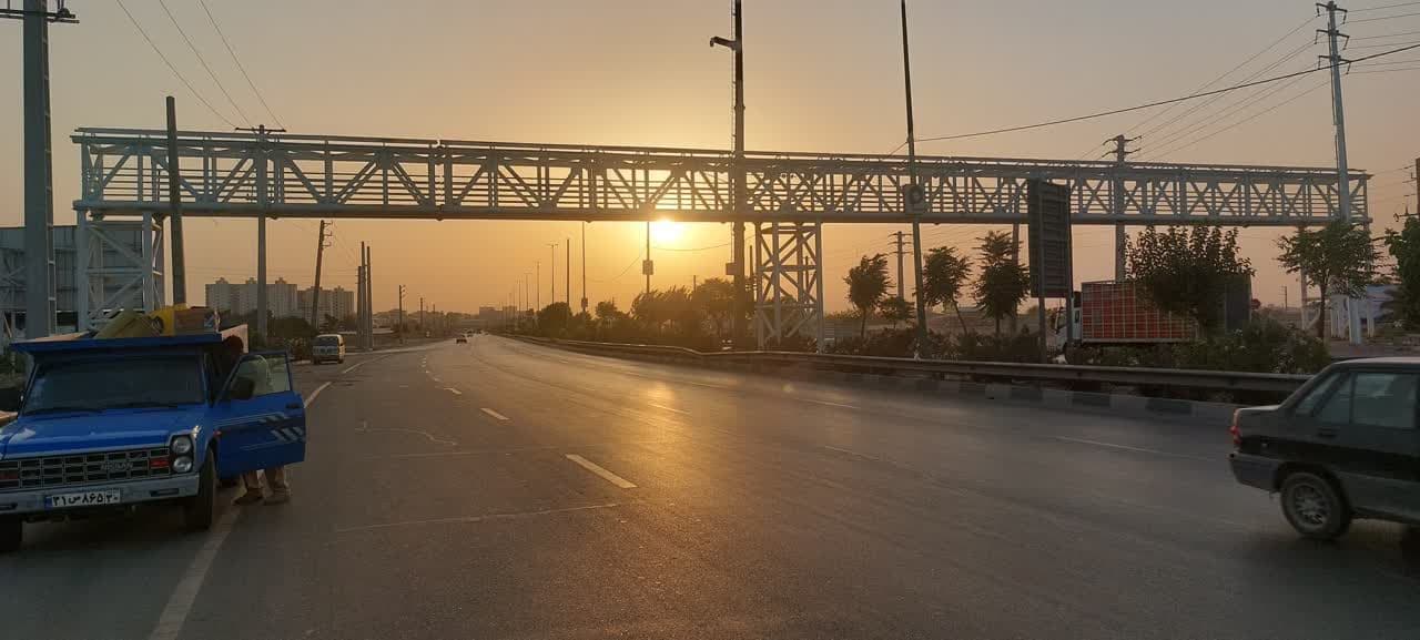 نصب پل عابر پیاده در کمربندی الغدیر ورودی بلوار شهید (برنده سیفی) توسط سازمان مدیریت و مهندسی شبکه حمل و نقل شهری