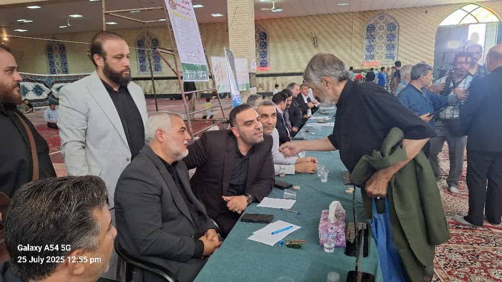برپایی میز خدمت شورا و شهرداری اسلامشهر در مصلای نماز جمعه