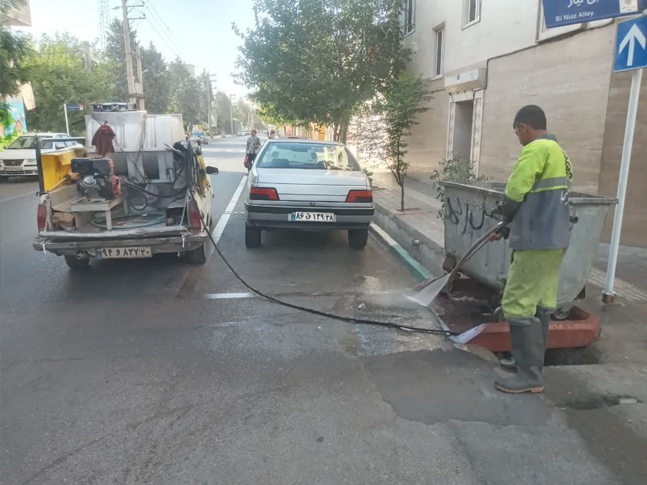 شستشو، کف تراشی و گندزدایی مستمر مخازن زباله سطح منطقه شش