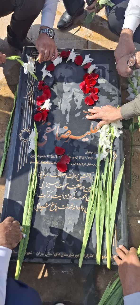 ادای احترام آتش‌نشانان با گلباران مزار شهدا در آستان امامزاده عقیل