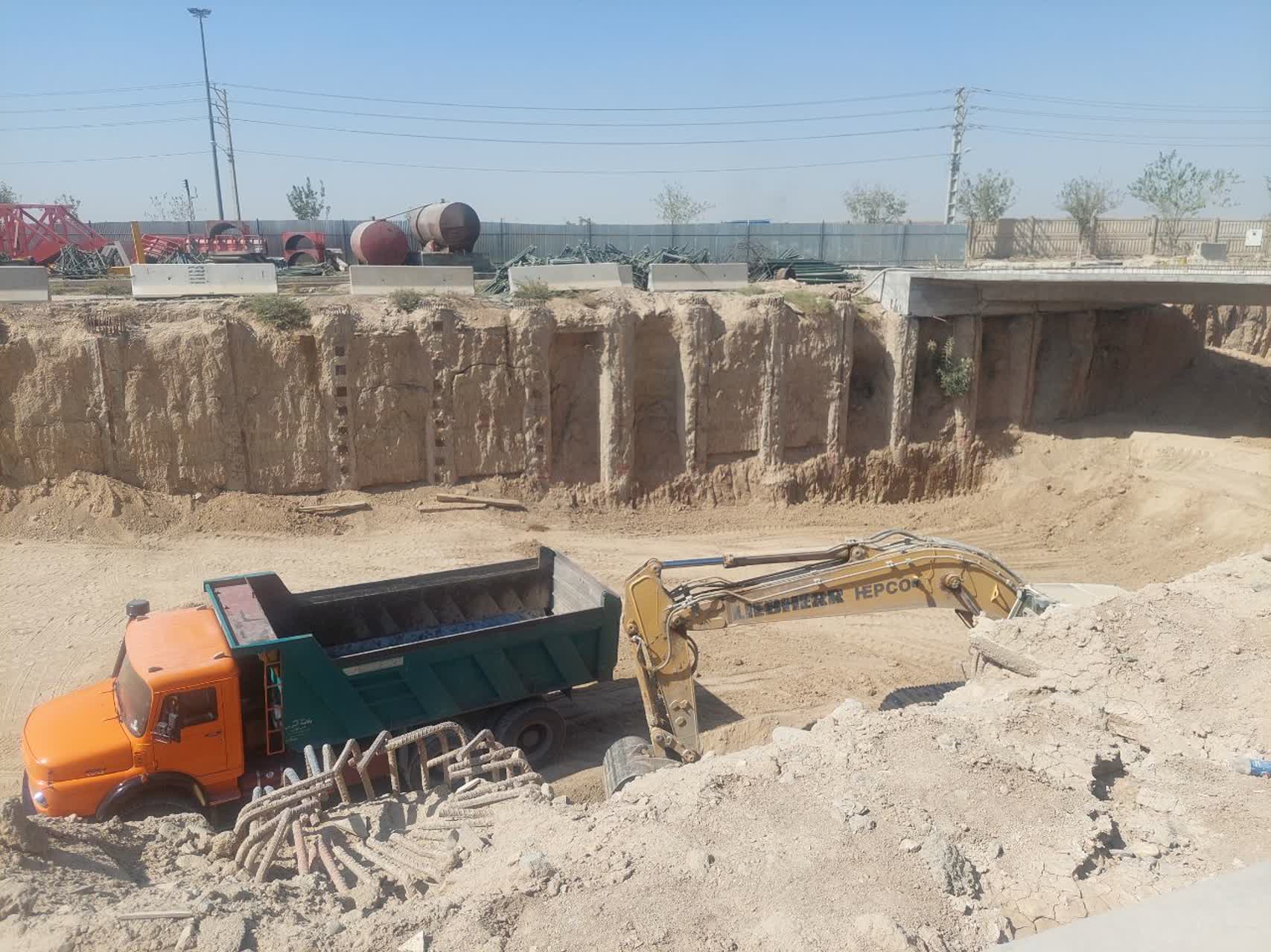 ادامه عملیات خاک برداری تونل مطهری در پروژه کمربندی شمالی اسلامشهر