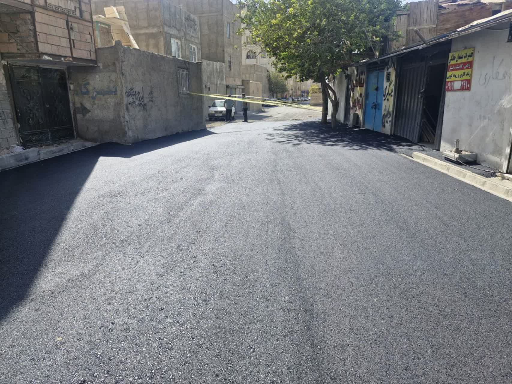 اجرای عملیات روکش مکانیزه آسفالت گذر 14 متری مجاور ساختمان تربیت‌بدنی دانشگاه آزاد اسلامشهر در خیابان فدائیان اسلام