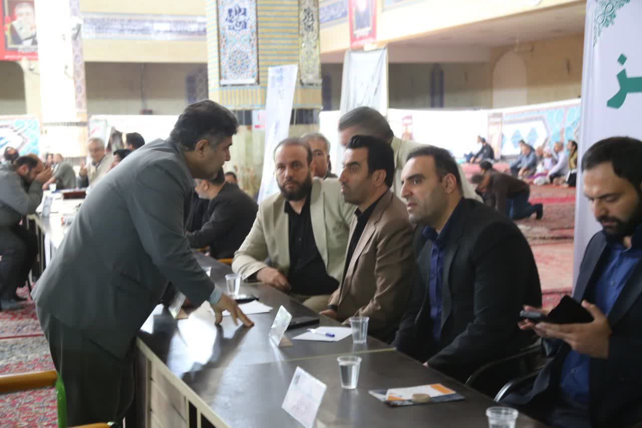 برپایی میز خدمت شورا و شهرداری اسلامشهر در مصلای نماز جمعه