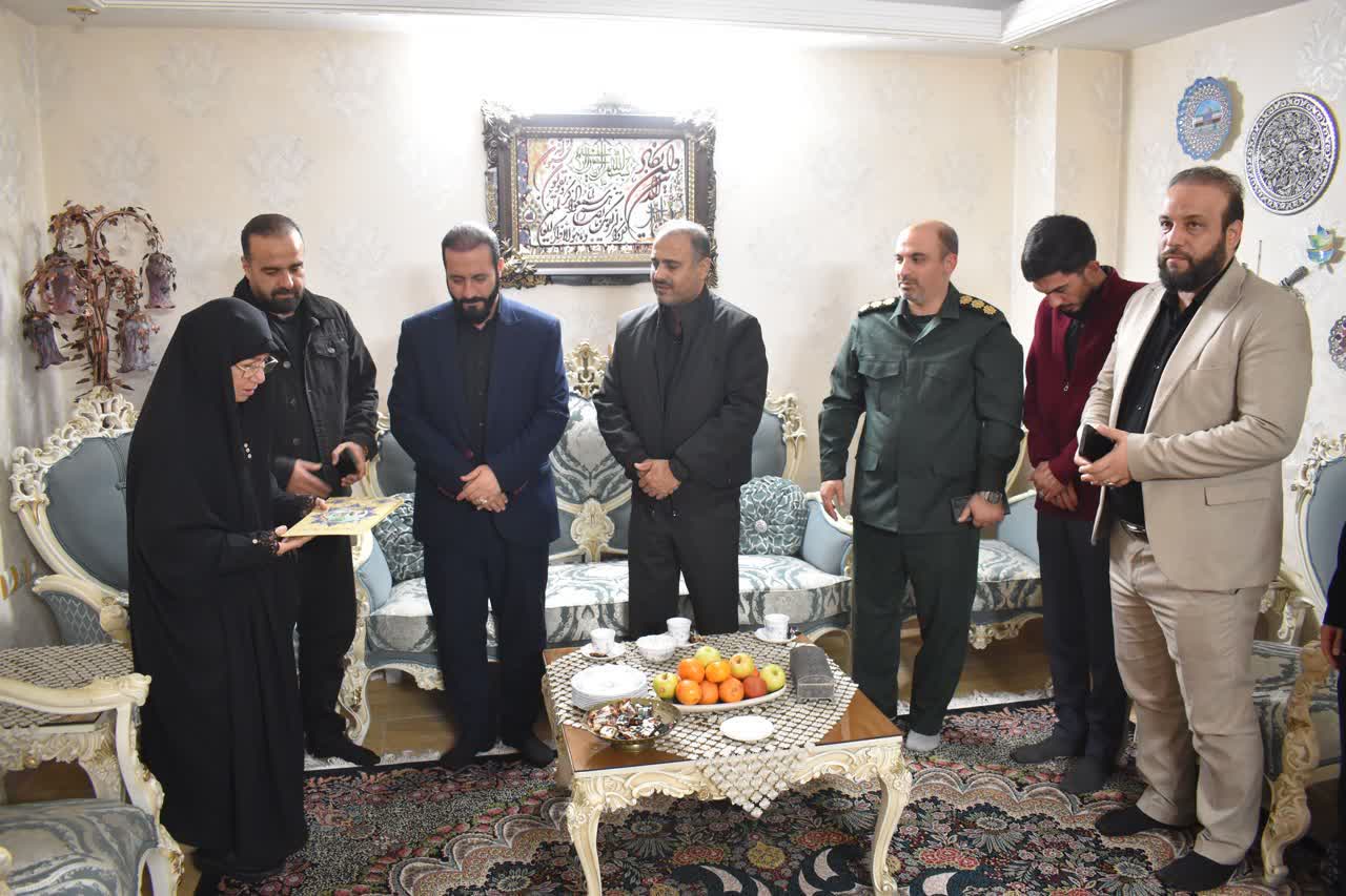 دیدار مسئولین شهری با خانواده شهید میکائیل حسن نژاد