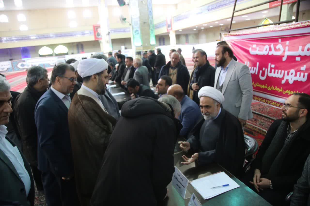 برپایی میز خدمت شورا و شهرداری اسلامشهر در مصلای نماز جمعه