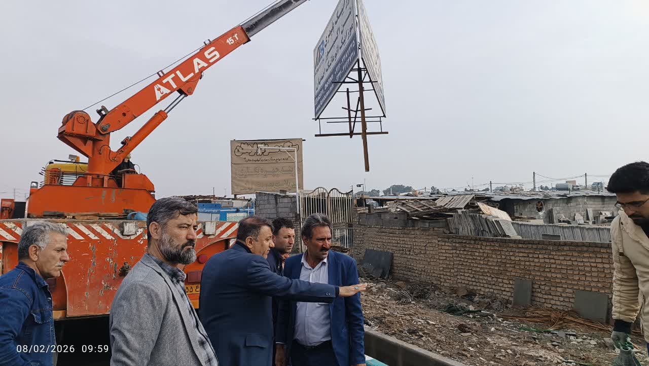 جمع&zwnj;آوری المان&zwnj;های غیرمجاز و زائد در محور اصلی سازمان دارالسلام (مجموعه بازار سنگ)