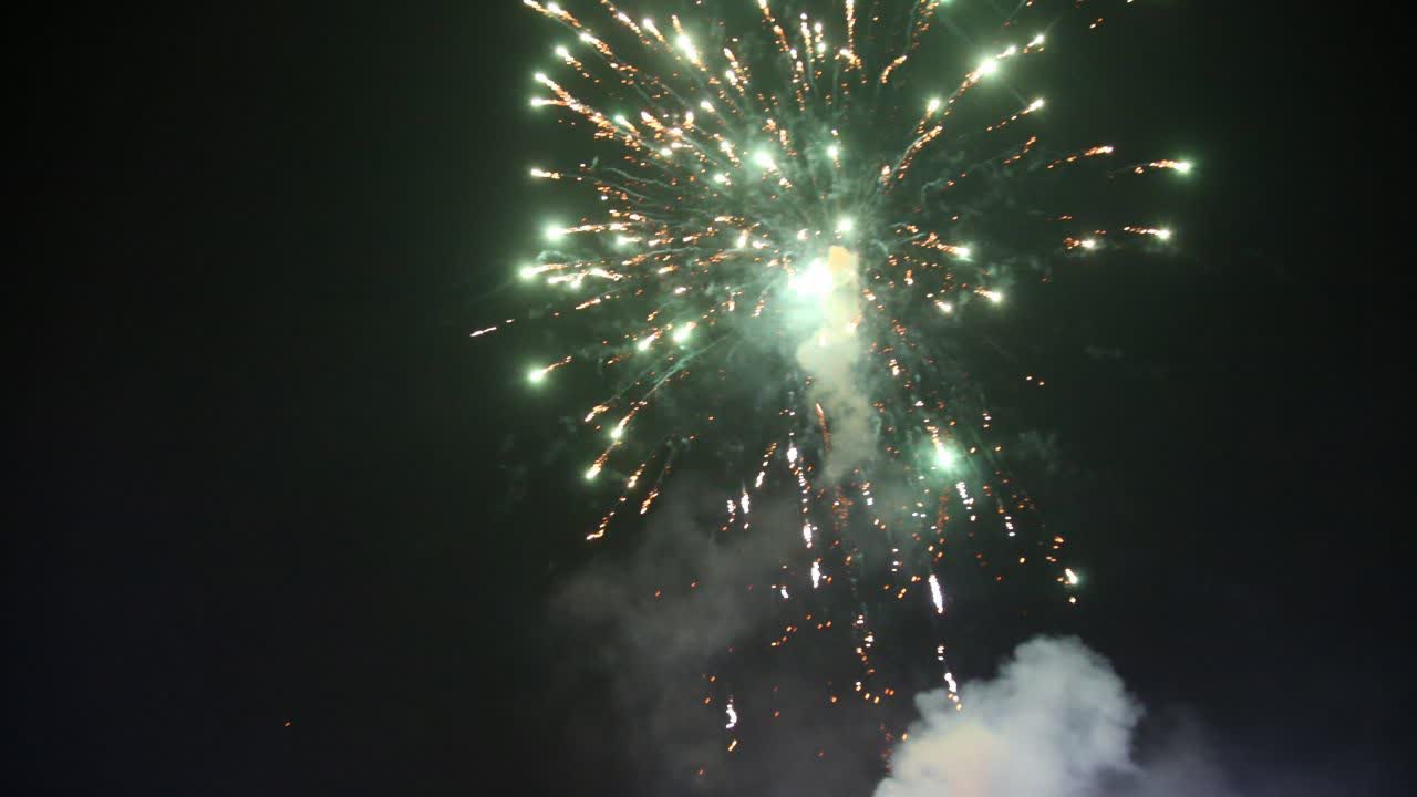 نورافشانی آسمان اسلامشهر در شب خاطره&zwnj;ساز پیروزی انقلاب توسط شهرداری اسلامشهر