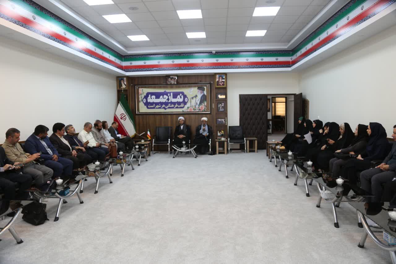 نشست امام جمعه اسلامشهر با اصحاب رسانه و مسئولان روابط عمومی مناطق و سازمان های شهرداری