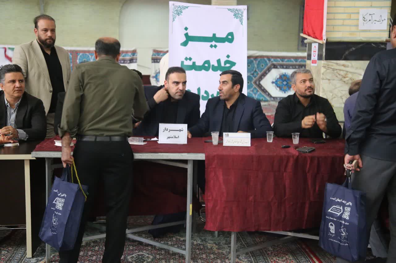 برپایی میز خدمت ادارات شهرستان اسلامشهر در مصلای نماز جمعه