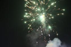 نورافشانی آسمان اسلامشهر در شب خاطره&zwnj;ساز پیروزی انقلاب توسط شهرداری اسلامشهر