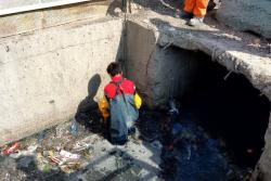 استمرار عملیات لایروبی و پاکسازی انهار و سپتیک های سطح شهر