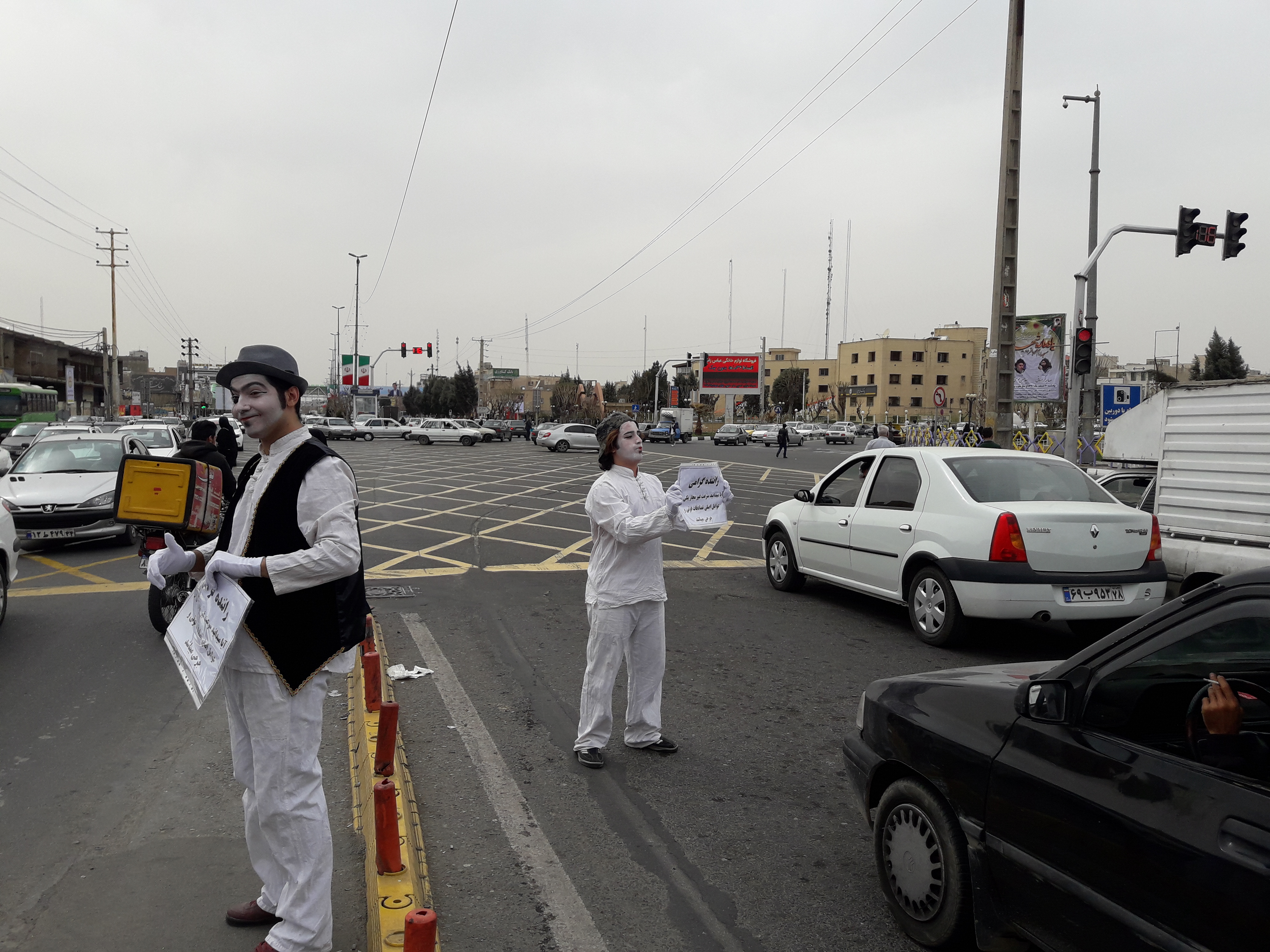 اجرای نمایش ترافیکی ( پانتومیم ) در تقاطع بلوار بسیج و خیابان امام حسین(ع) (باغ فیض)