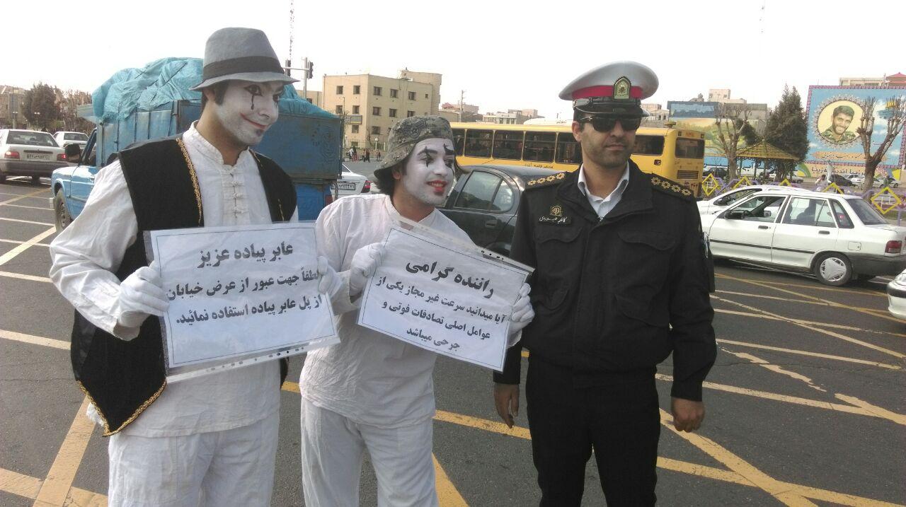 ادامه اجرای نمایش ترافیکی ( پانتومیم ) در تقاطع بلوار بسیج و خیابان امام حسین(ع) (باغ فیض)
