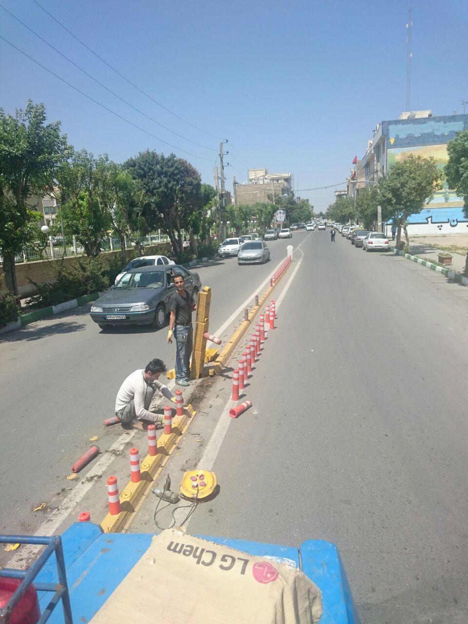 در جهت ایمن سازی و آشکارسازی علائم و تجهیزات ترافیکی                                                                                      نصب جدا کننده در ابتدای خیابان امام موسی کاظم (ع)