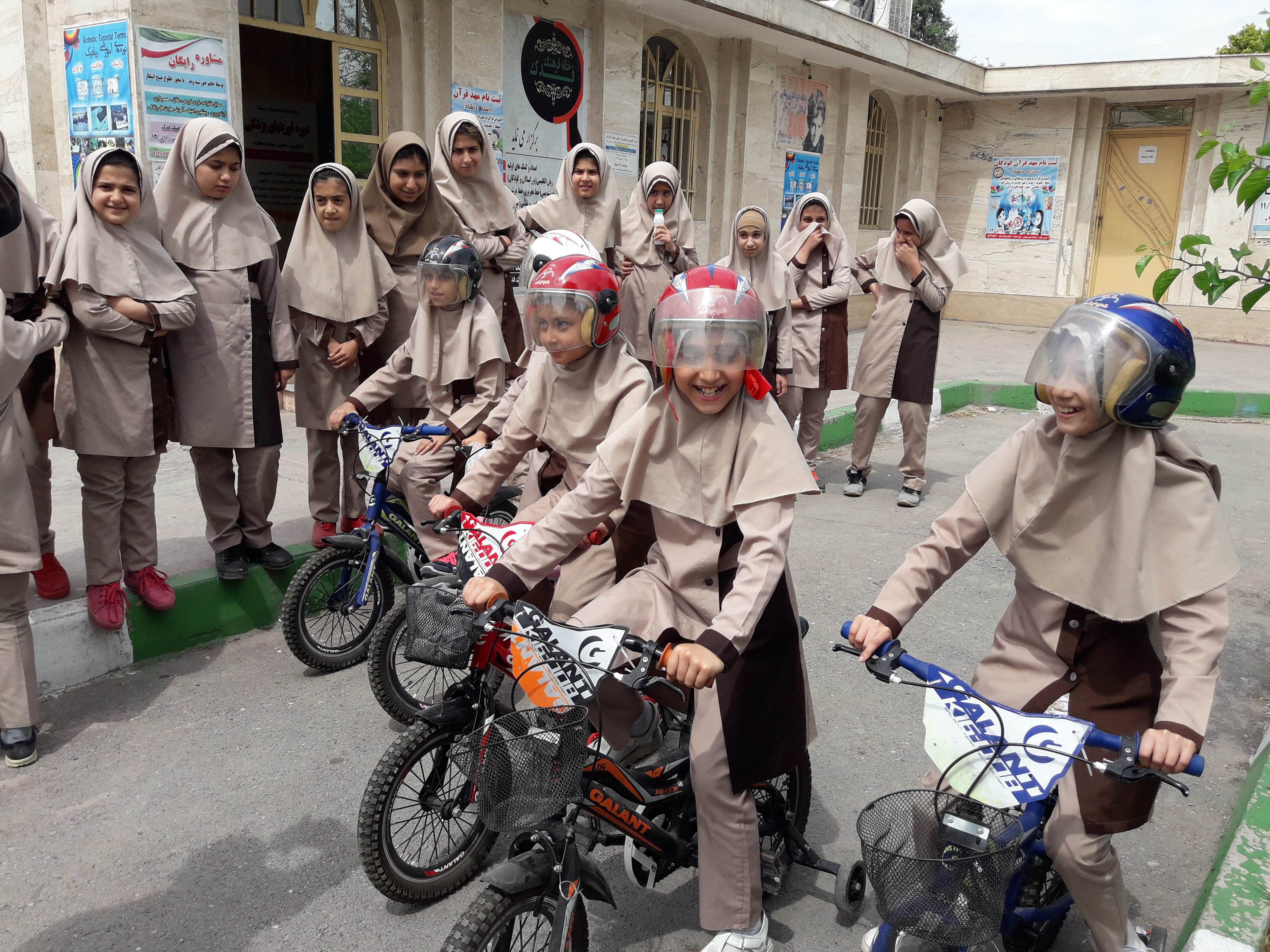 آموزش فرهنگ ترافیک به دانش آموزان دبستان دخترانه امام سجاد (ع)