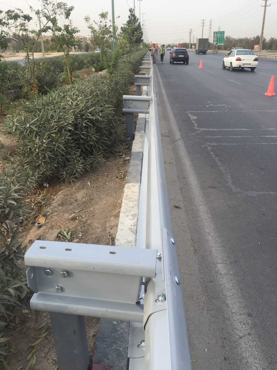 اصلاح و تعمیر علائم و تجهیزات ترافیکی( گاردریل ) در بلوار الغدیر