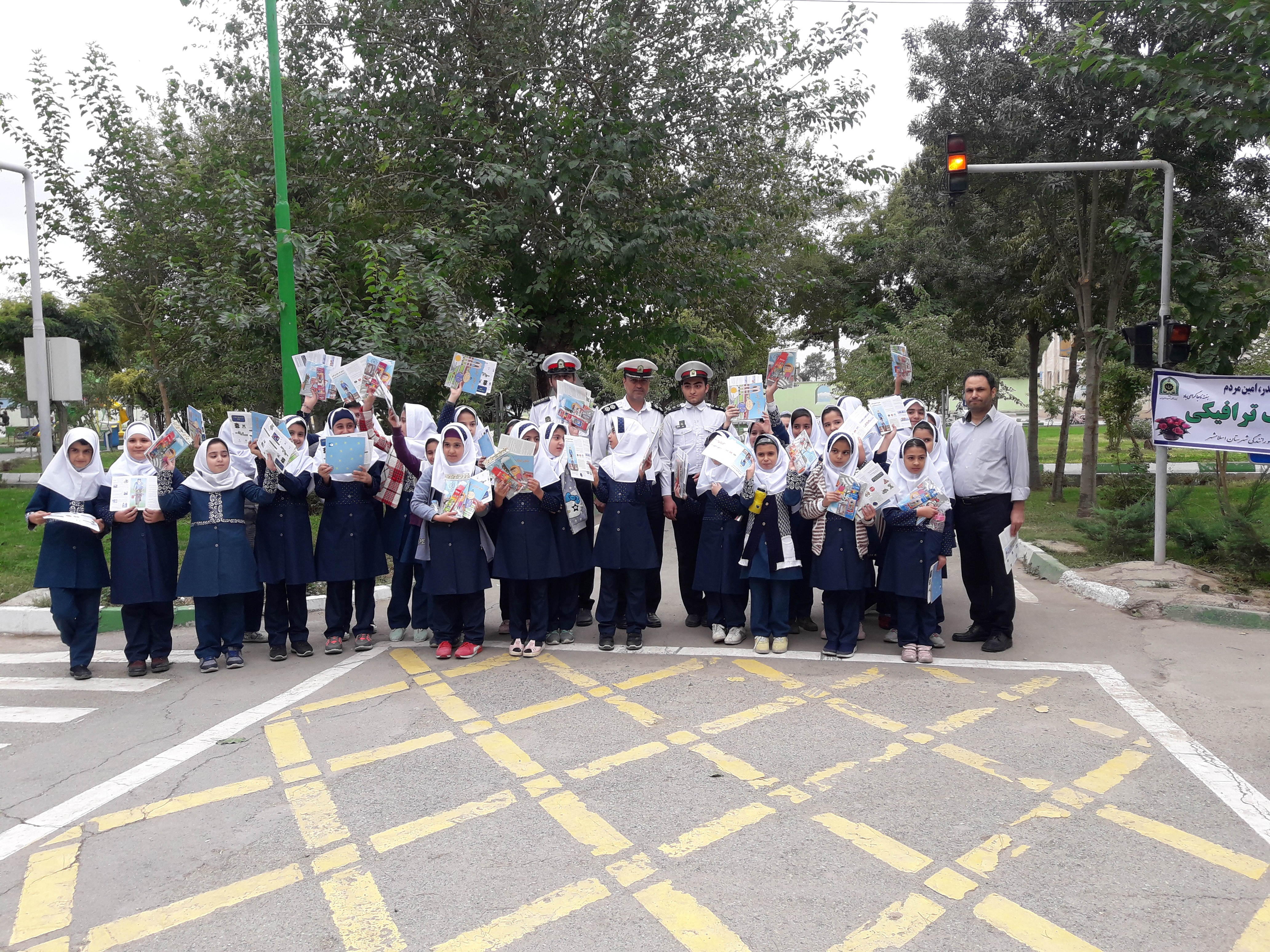 آموزش فرهنگ ترافیک به دانش آموزان دبستان دخترانه حضرت جواد الائمه (ع) در پارک ترافیک