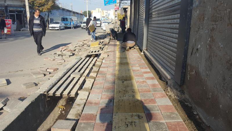 اجرای عملیات همسطح‌سازی و سنگفرش پیاده رو در خیابان تختی منطقه دو