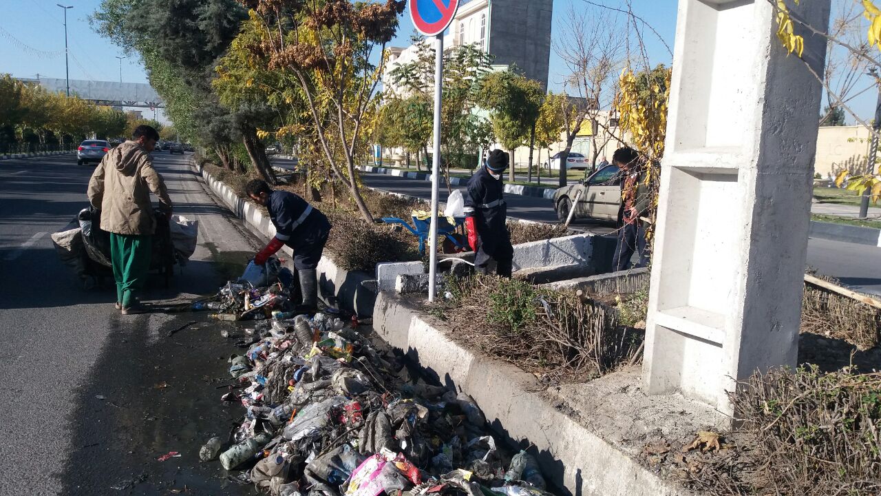 با آغاز فصل بارندگی لایروبی کانال‌های سطح شهر ادامه دارد.