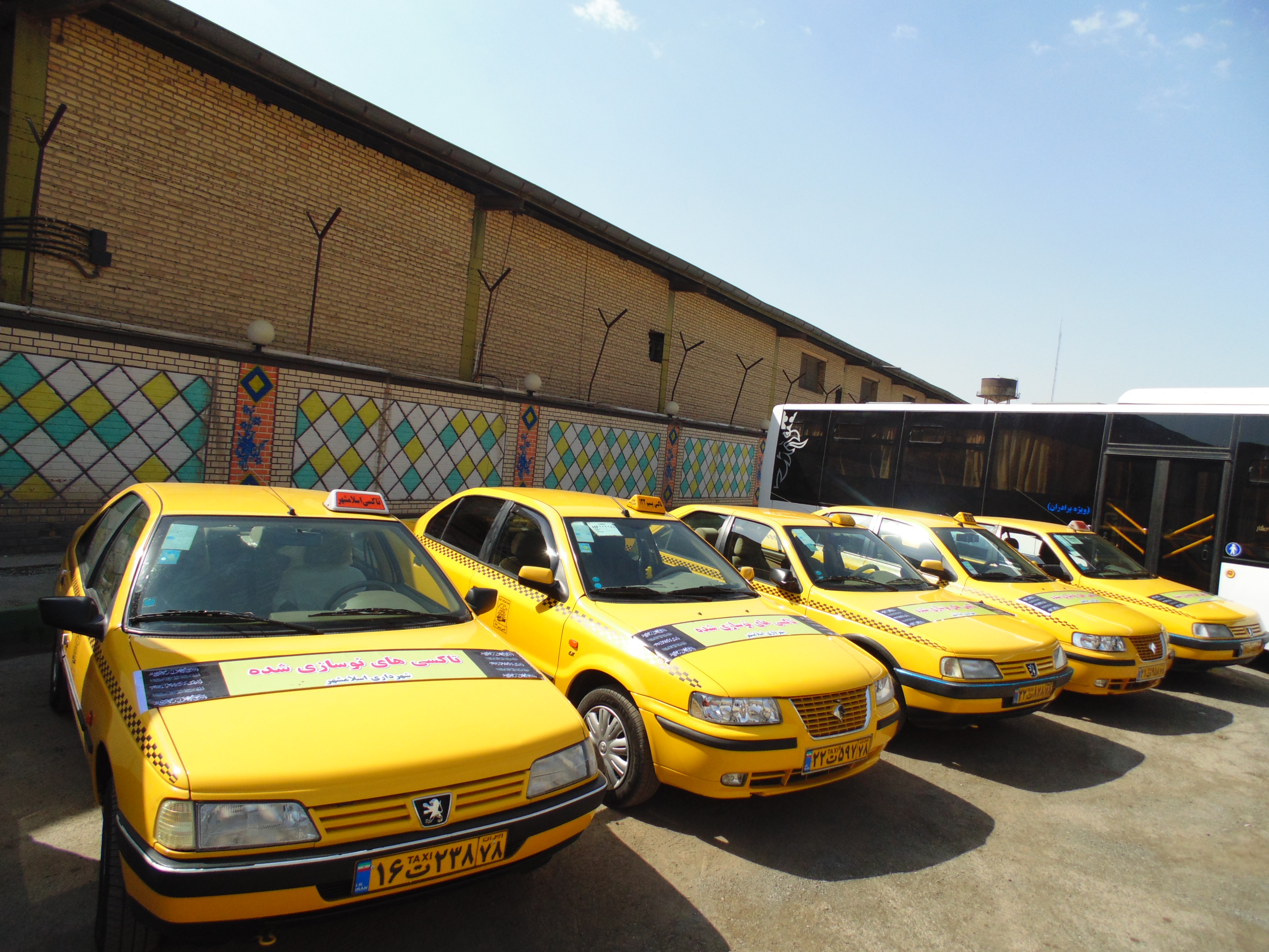 سرپرست سازمان حمل و نقل بار و مسافر شهرداری اسلامشهر/ همزمان با ورود 25 دستگاه اتوبوس، 600 تاکسی ساماندهی شده به خطوط تاکسیرانی افزوده شد