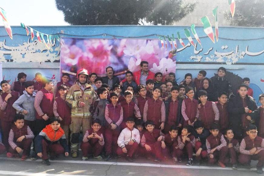 پیشگیری بهتر از درمان / آموزشهای آتشنشانان اسلامشهر به دانش آموزان درباره چهارشنبه سوری