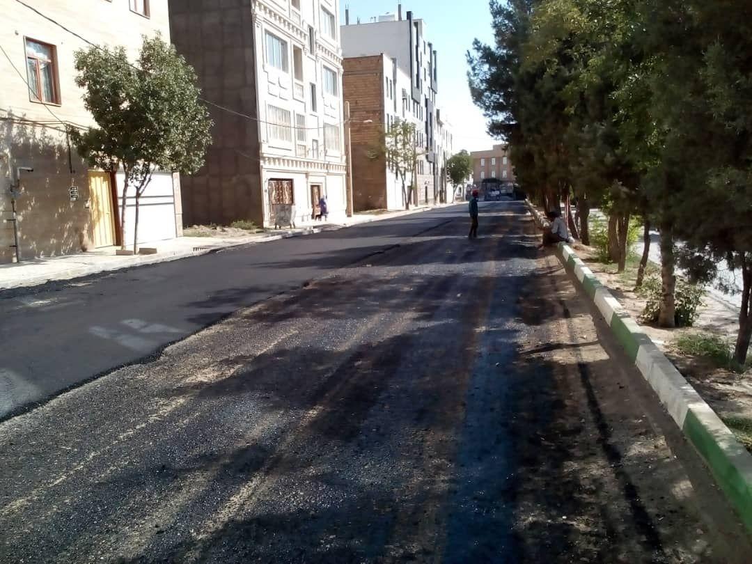 اجرای عملیات روکش مکانیزه آسفالت در شهرک احمدیه