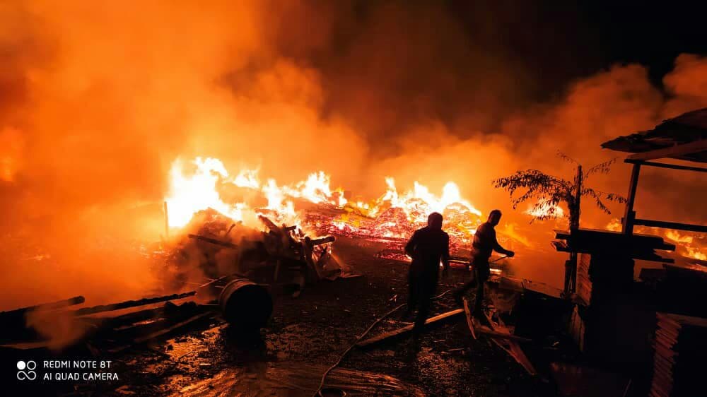 آتش سوزی مهیب در مجتمع پالت سازان اسلامشهر