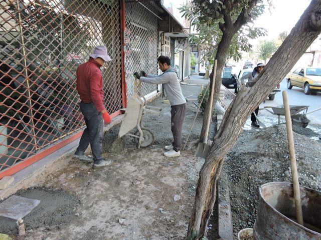 اجرای عملیات هم سطح سازی پیاده رو در خیابان امام محمد باقر
