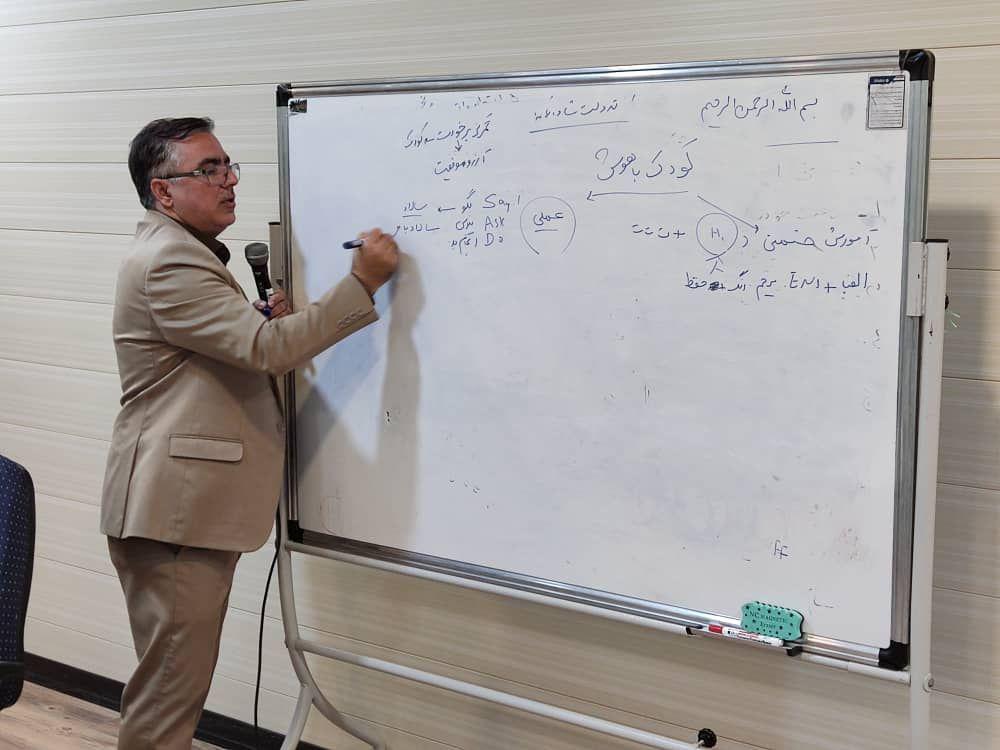 اولین کارگاه تخصصی "تربیت فرزند بدون تنبیه" در دارالقرآن شهرداری اسلامشهر برگزار شد.
