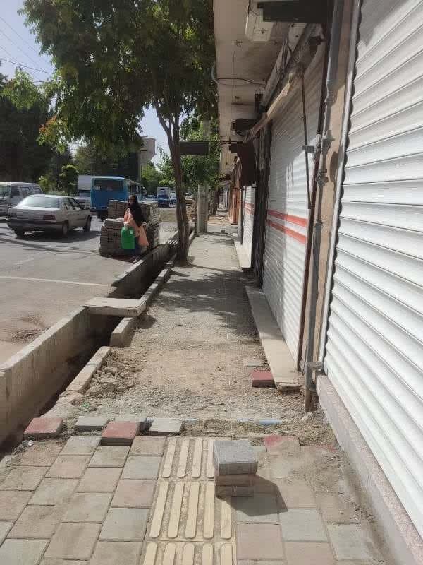 ادامه عملیات تخریب ، همسطح سازی، بتن ریزی و کفپوش پیاده رو خیابان علی ابن ابیطالب(ع) در منطقه یک