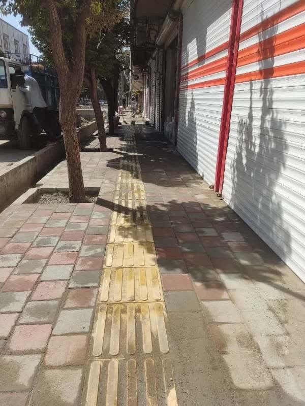 اجرای عملیات همسطح سازی پیاده رو در خیابان علی ابن ابیطالب(ع) در منطقه یک