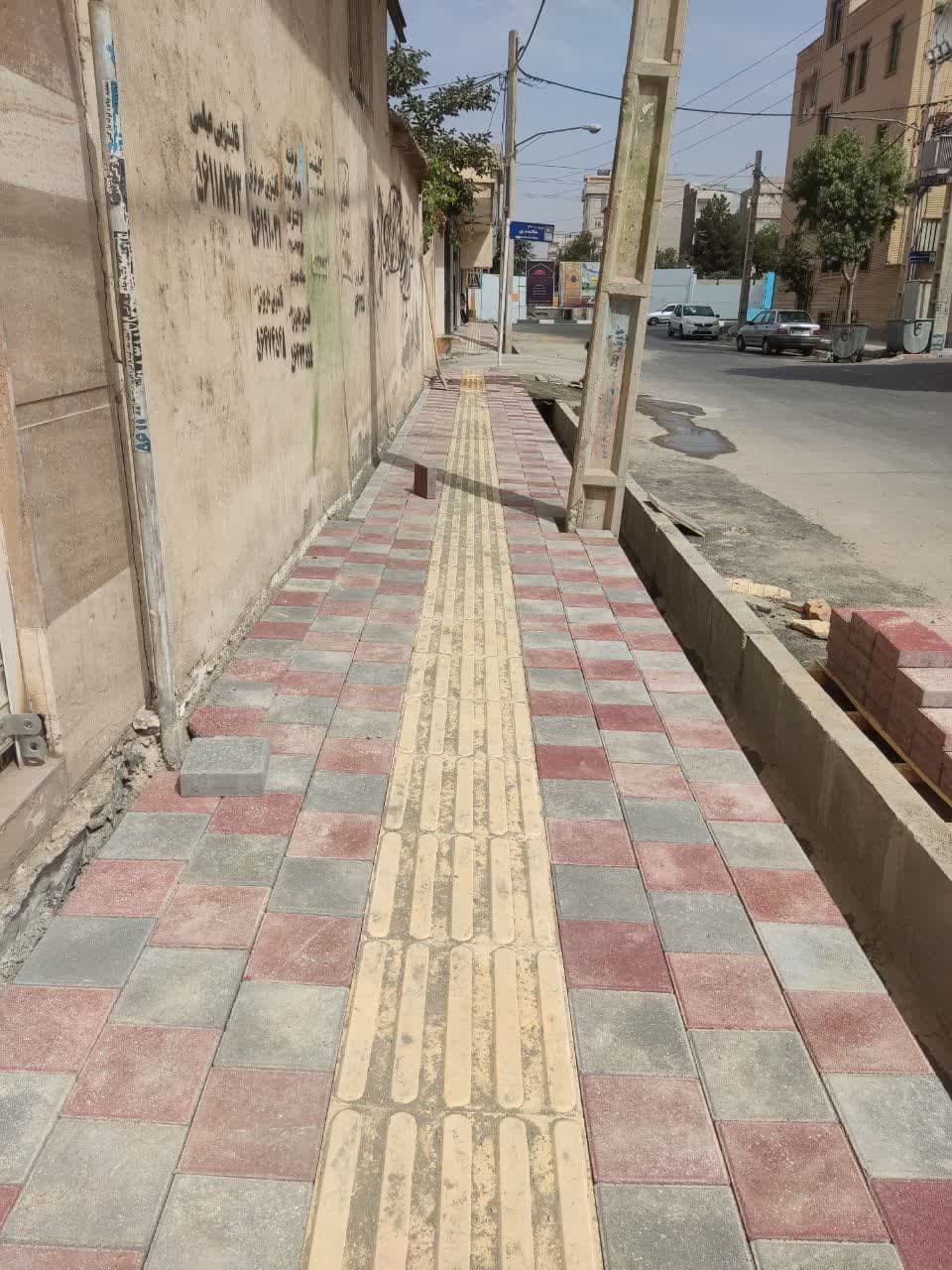 اجرای عملیات کفپوش پیاده رو خیابان امام رضا (ع) در منطقه یک