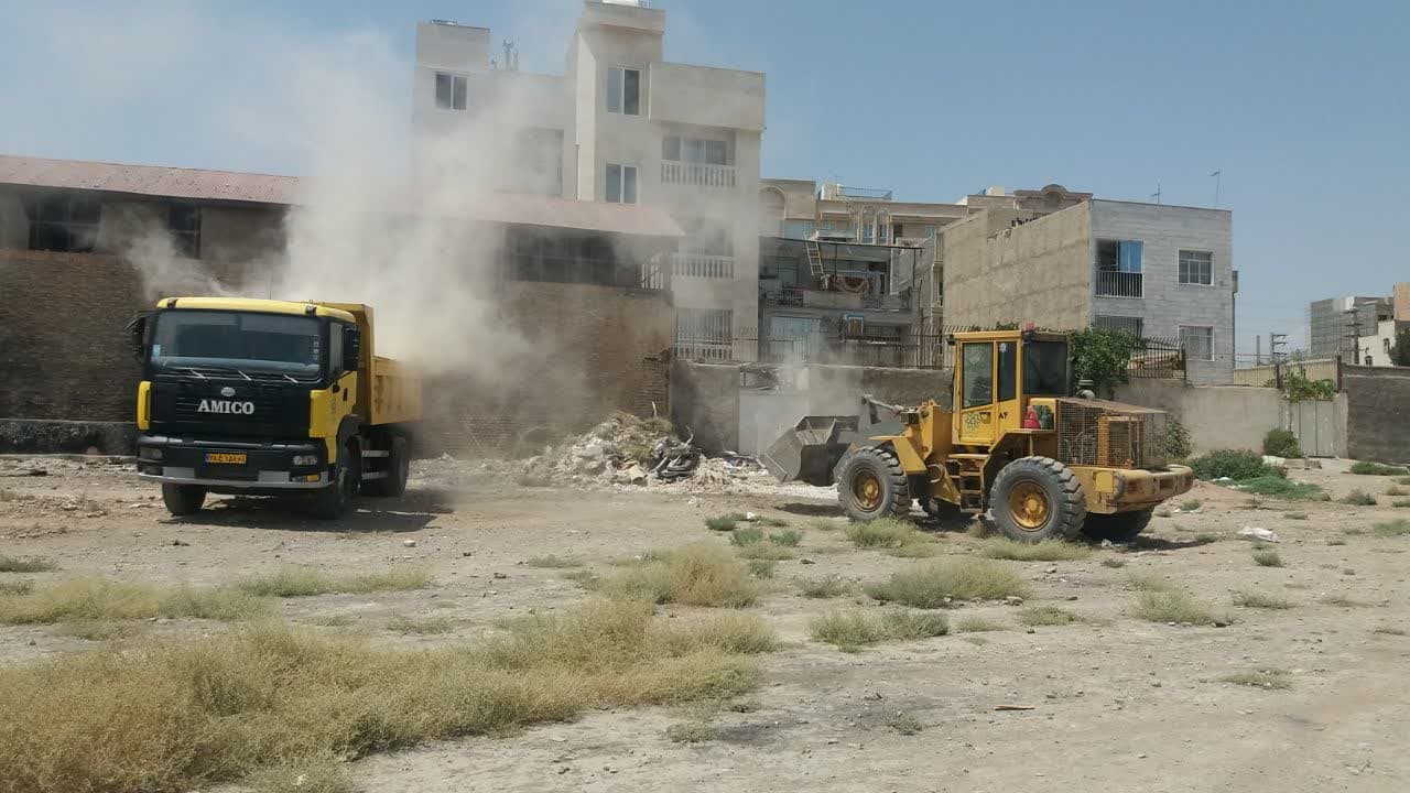 اجرا ی عملیات جمع آوری خاک و نخاله های ساختمانی رها شده از سطح شهر