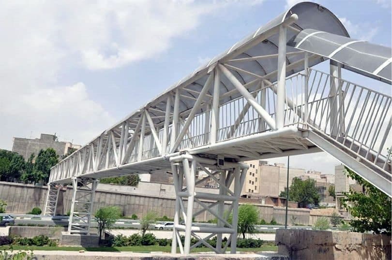 عدم استفاده از پل عابر پیاده در محور اصلی شهر حادثه آفرید