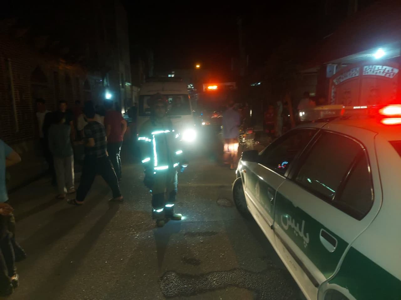 انجام عملیات ایمن سازی در حادثه انفجار گاز شهری در خیابان طالقانی