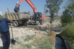 اجرای عملیات لایروبی نهر میدان حرم در شهرک امام حسین