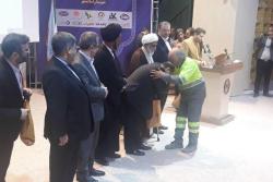 بوسه وزیر کار و رفاه اجتماعی بر دستان کارگر شهرداری اسلامشهر
