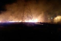 مهار آتش سوزی علف های هرز حریم و حاشیه نیروگاه برق ده عباس