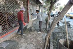 اجرای عملیات هم سطح سازی پیاده رو در خیابان امام محمد باقر
