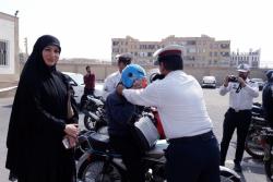 توزیع رایگان کلاه ایمنی بین موتورسواران توسط پلیس راهور و سازمان مدیریت و مهندسی شبکه حمل و نقل شهرداری اسلامشهر