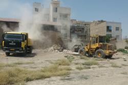 اجرا ی عملیات جمع آوری خاک و نخاله های ساختمانی رها شده از سطح شهر
