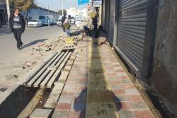 اجرای عملیات همسطح‌سازی و سنگفرش پیاده رو در خیابان تختی منطقه دو