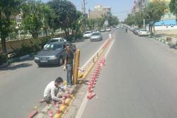 در جهت ایمن سازی و آشکارسازی علائم و تجهیزات ترافیکی                                                                                      نصب جدا کننده در ابتدای خیابان امام موسی کاظم (ع)